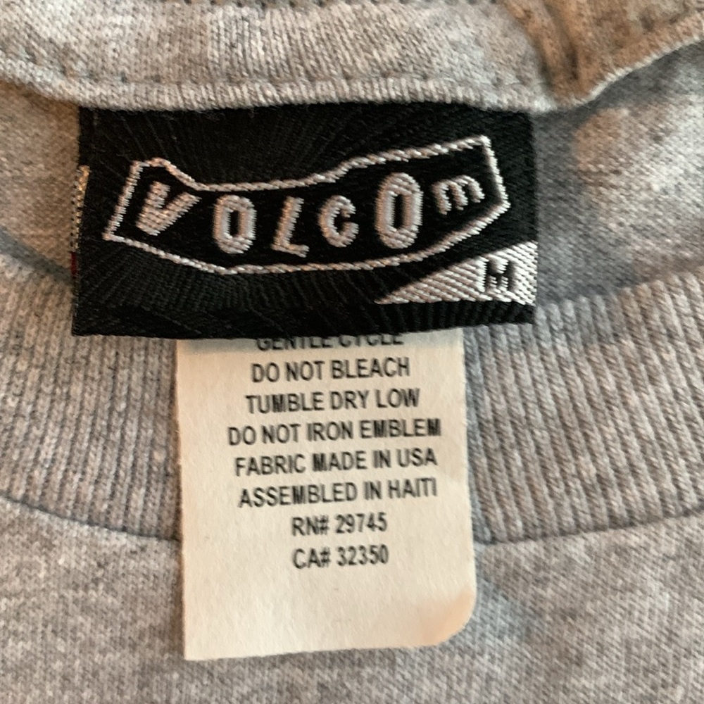 NWT Boys Volcom heather gray printed tee shirt. Size Medium (5). - Picture 2 of 6